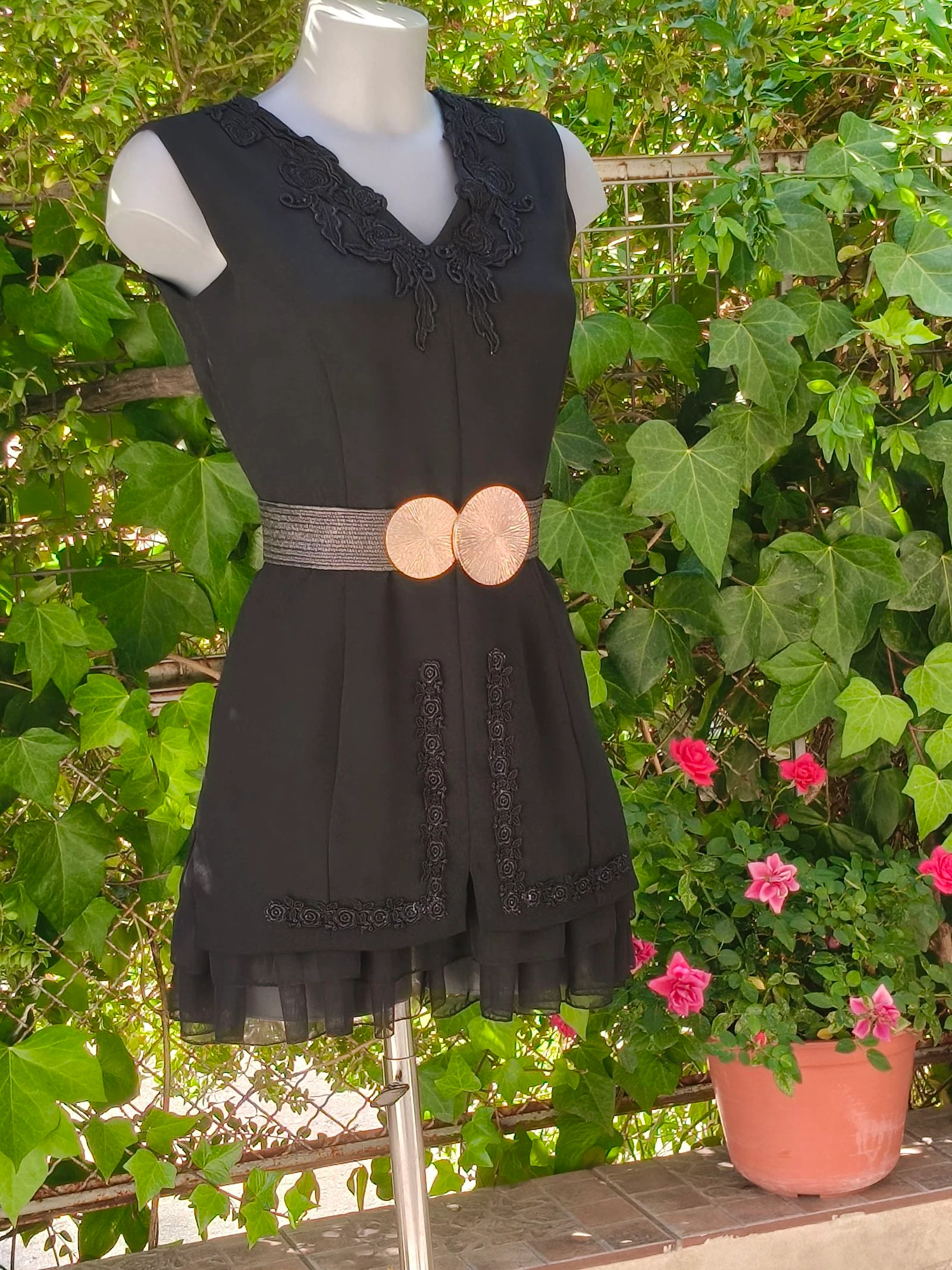 Vestido curto preto "Rosas Rojas" com guipur e gaze – photo 2